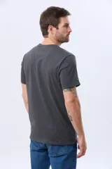 Remera lisa de manga corta y cuello redondo, color gris oscuro, de calce cómodo con pequeño logo bordado en el pecho.