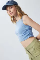 Top cropped color lila sin mangas y cuello a la base, con frunces en ambos laterales.