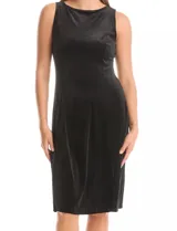 Vestido midi negro de terciopelo, con escote redondo cerrado en la parte delantera y escote en V profundo en la espalda. Sin mangas, con pinzas de entalle laterales y corte que se abre ligeramente hacia el ruedo.