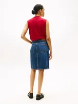 Falda de jean azul, de corte recto y largo a la rodilla.