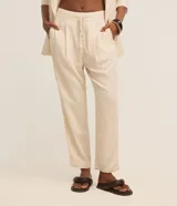 Pantalón fluido Marfinno modelo pijama, color blanco, confeccionado en viscolino. Cuenta con cintura elástica en la espalda, lazo de ajuste, pliegues frontales y bolsillos laterales.