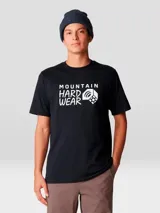Remera negra de manga corta con estampado gráfico blanco de la marca Mountain Hardwear en el pecho.
