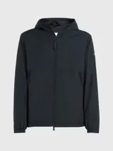 Campera negra con capucha, cierre de cremallera, bolsillos delanteros con cremallera y puños elásticos. Confeccionada con nailon arrugado reciclado y forro de malla de poliéster reciclado. Aislante de poliéster reciclado REPREVE® e insignia con el logo de goma de Calvin Klein en la manga.