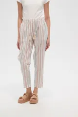Pantalón tipo babucha de corte recto y holgado, con estampado de rayas verticales en tonos beige, blanco y verde agua. Cuenta con cintura elástica con cordón ajustable y borlas decorativas en los extremos.