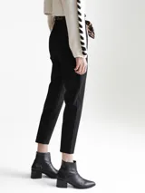 Pantalón negro de vestir con corte recto y cintura alta, incluye cinturón con estampado animal print.