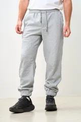 Pantalón de jogging gris melange, con cintura elástica ajustable con cordón, bolsillos laterales y puños ajustados en los tobillos.
