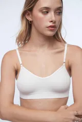 Bralette blanco de punto canalé con breteles ajustables y espalda entera.