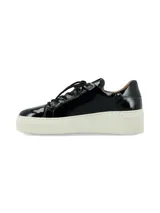 Sneaker Adelaida de suela elevada, confeccionado en cuero charol negro con cordones de algodón al tono y suela chunky de goma blanca.