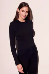 Top negro de lurex con cuello redondo y mangas largas.