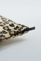 Neceser rectangular con estampado de personajes de anime en tonos vibrantes sobre fondo blanco. Cuenta con cierre superior negro.