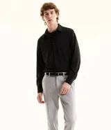 Camisa masculina de manga larga, cuello inglés y cierre frontal de botones, confeccionada en poliamida con elastano y tecnología performance.