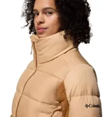 Campera puffer combinada en tonos beige y marrón, confeccionada con tecnología Omni-Shield repelente al agua y aislamiento sintético Thermarator. Presenta paneles de tejido sherpa en el cuello, frente y laterales, cierre frontal completo, bolsillos laterales con cremallera y puños elásticos.