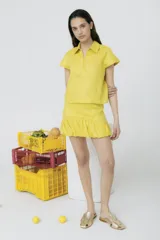 Minifalda tipo globo color amarillo, de tiro alto y diseño abuchonado en el dobladillo.
