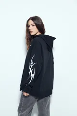 Canguro negro de silueta relajada con capucha, bolsillo canguro y estampados gráficos blancos en el pecho y las mangas.