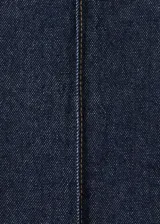 Pantalón jeans de corte wide leg en azul marino, con tiro medio, pernera recta y ancha, y costuras frontales marcadas a lo largo de cada pierna.
