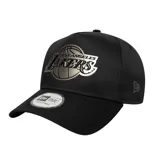 Gorra New Era de visera curva, color negro, con logo metálico de Los Angeles Lakers en el frente y logo de la marca bordado en el lateral.