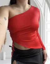 Top rojo de un solo hombro con manga larga en un brazo y detalle de lazo en el lateral.