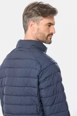 Campera puffer azul marino con diseño capitoneado, capucha desmontable y cierre frontal.