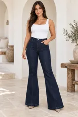 Pantalón jean de corte semi oxford, color azul oscuro, con tiro alto y costuras frontales marcadas que estilizan la silueta.