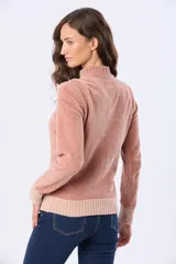 Buzo tejido combinado de color beige, con cuello alto, medio cierre metálico y puños y ruedo acanalados en tono tostado.