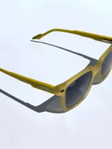 Lentes de sol Osten modelo Rio, con armazón de acabado mate en color amarillo y cristales oscuros polarizados con protección UV 400.