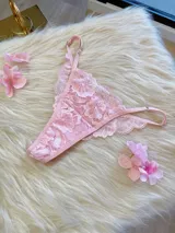 Tanga corte media colaless de encaje color rosa, con tiras regulables y entrepierna de algodón.
