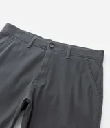 Bermuda masculina slim confeccionada en sarga de algodón con elastano, color beige, con bolsillos laterales tipo chino, bolsillos traseros embutidos con botón, trabillas en la cintura y cierre frontal con botón y cremallera.