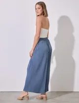 Pantalón fluido color marrón, marca Cupio, con pretina elastizada en punto smock y largo de pierna plisado.