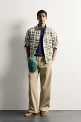 Camisa relaxed fit de manga larga con cuello abotonado y cierre frontal de botones, confeccionada en tejido de algodón y viscosa con estampado a cuadros en tonos blanco, verde, rojo oscuro y azul marino.