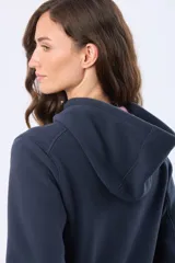 Campera de polar azul con cierre frontal, capucha integrada y bolsillos laterales. Presenta un diseño entallado con logo bordado en el pecho.