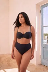 Bikini negro con corpiño tipo balconette con aro y tirantes regulables, combinado con bombacha de tiro alto.
