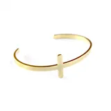 Brazalete abierto de acero quirúrgico dorado con dije de cruz.