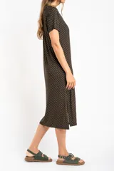 Vestido midi marrón con lunares blancos, corte recto y mangas cortas.