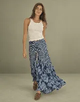 Pollera larga con combinación de estampado a cuadros vichy en la parte superior y diseño floreado en la inferior, en tonos azul y blanco, con cordón ajustable fruncido al frente.