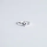 Anillo solitario de plata 925 con piedra central de circonia de 6mm engarzada en seis puntas.