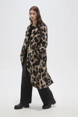 Tapado de corte recto y largo midi con estampado animal print. Presenta solapas clásicas, cierre frontal de doble botonadura y bolsillos laterales.