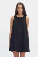 Vestido corto de algodón color negro, sin mangas y con corte evasé.