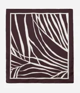 Pañuelo rectangular de satén color marrón con estampado geométrico en blanco y gris.