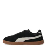 Championes Puma Club Ii Era Suede, color negro con franja lateral blanca y suela marrón.