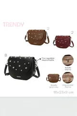 Bandolera Trendy de cuero sintético negro, con solapa redondeada decorada con tachas metálicas plateadas y la marca impresa en la parte inferior. Incluye correa ajustable y desmontable.