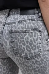 Jean de corte oxford con estampado animal print en tonos grises, tiro medio y ruedo desflecado.
