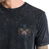 Remera de manga corta Roark, color negro con efecto acid wash. Cuenta con un pequeño estampado gráfico en el pecho izquierdo y un diseño más grande en la espalda.