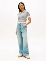 Sweater tipo chomba de algodón a rayas horizontales blancas y azul marino, con cuello polo blanco, cartera de cuatro botones y logo bordado en el pecho.