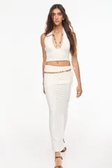 Top halter color bordó con escote profundo y tirantes decorados con cuentas artesanales.