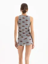 Musculosa gris melange de punto con estampado de labios marrones, de calce entallado y escote redondo.