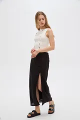 Falda midi de viscosa color beige con tajo frontal, tiro alto y diseño evasé.