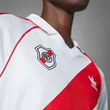 Camiseta de fútbol Adidas de manga larga de River Plate, modelo retro inspirado en 1994. Diseño en color blanco con la tradicional banda roja diagonal, cuello polo, y detalles en rojo en los hombros y las icónicas tres tiras en las mangas.