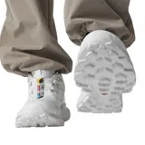 Championes Salomon modelo XT-6, color blanco con detalles en gris claro. Presentan un diseño técnico con malla transpirable, refuerzos laterales sintéticos y sistema de cordones de ajuste rápido.