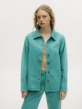 Campera de denim liviano con efecto gastado, cuello camisero, cierre frontal con botones metálicos y canesú con costuras decorativas en el frente y la espalda.