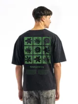 Remera de corte oversized color azul marino, con estampa gráfica minimalista en el pecho que incluye una ilustración de una ola y texto tipográfico.